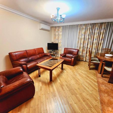 Family Spacious 3 Bedroom Apartment In The Middle Of City Center, Next To North Avenue Erevan Esterno foto