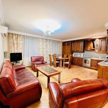 Family Spacious 3 Bedroom Apartment In The Middle Of City Center, Next To North Avenue Erevan Esterno foto