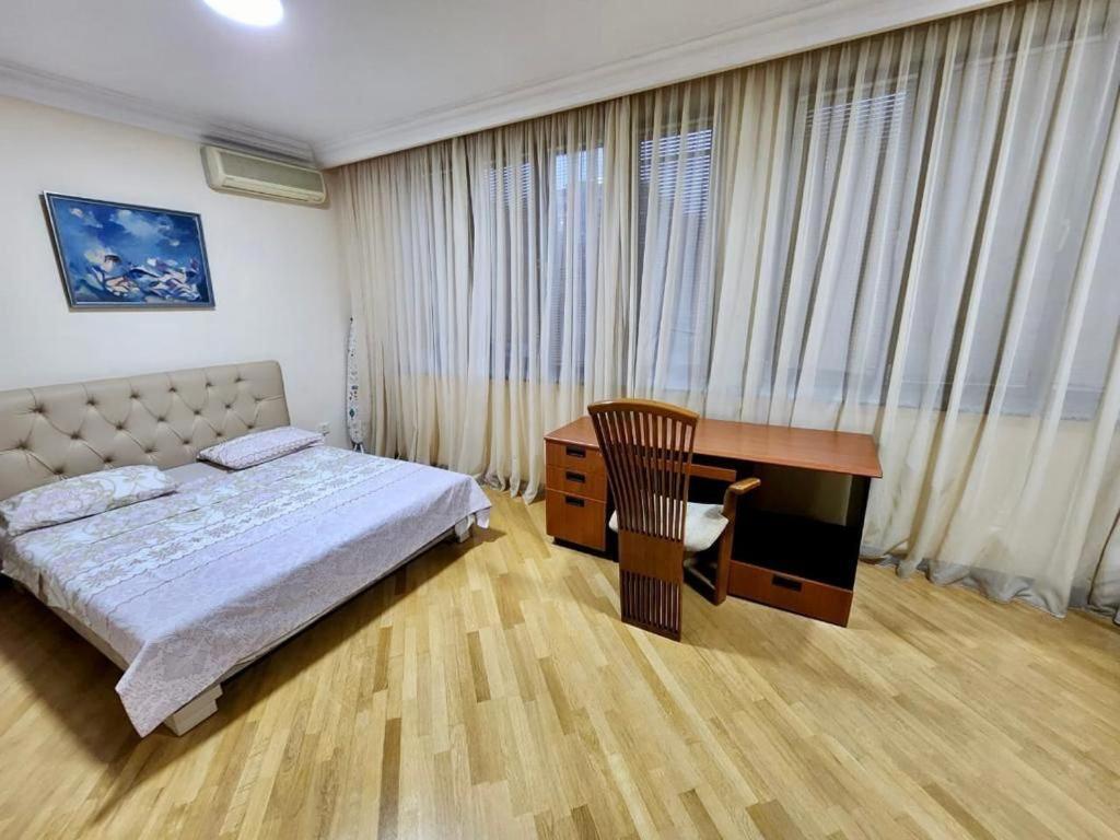 Family Spacious 3 Bedroom Apartment In The Middle Of City Center, Next To North Avenue Erevan Esterno foto