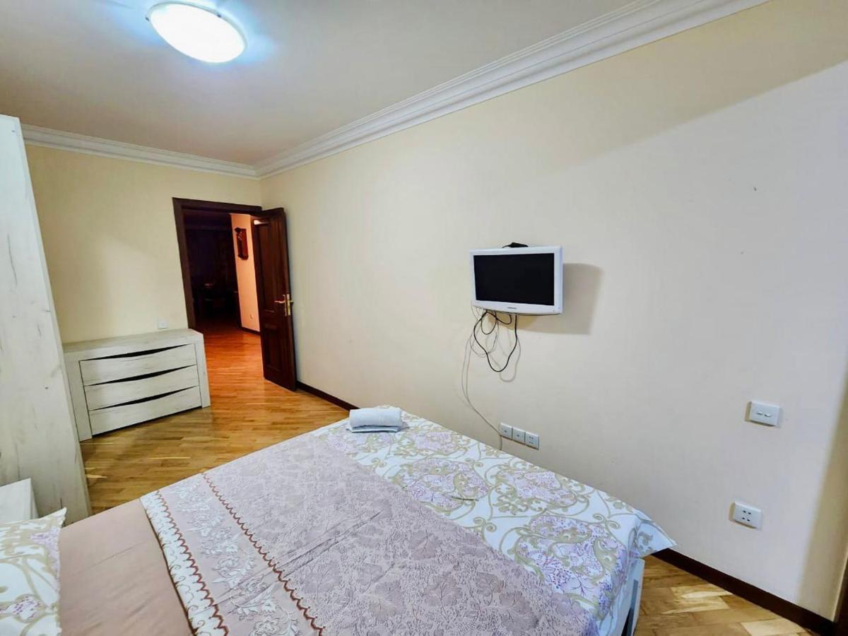 Family Spacious 3 Bedroom Apartment In The Middle Of City Center, Next To North Avenue Erevan Esterno foto