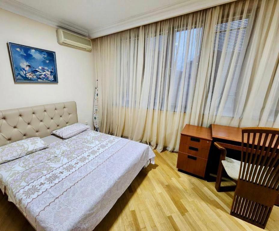 Family Spacious 3 Bedroom Apartment In The Middle Of City Center, Next To North Avenue Erevan Esterno foto