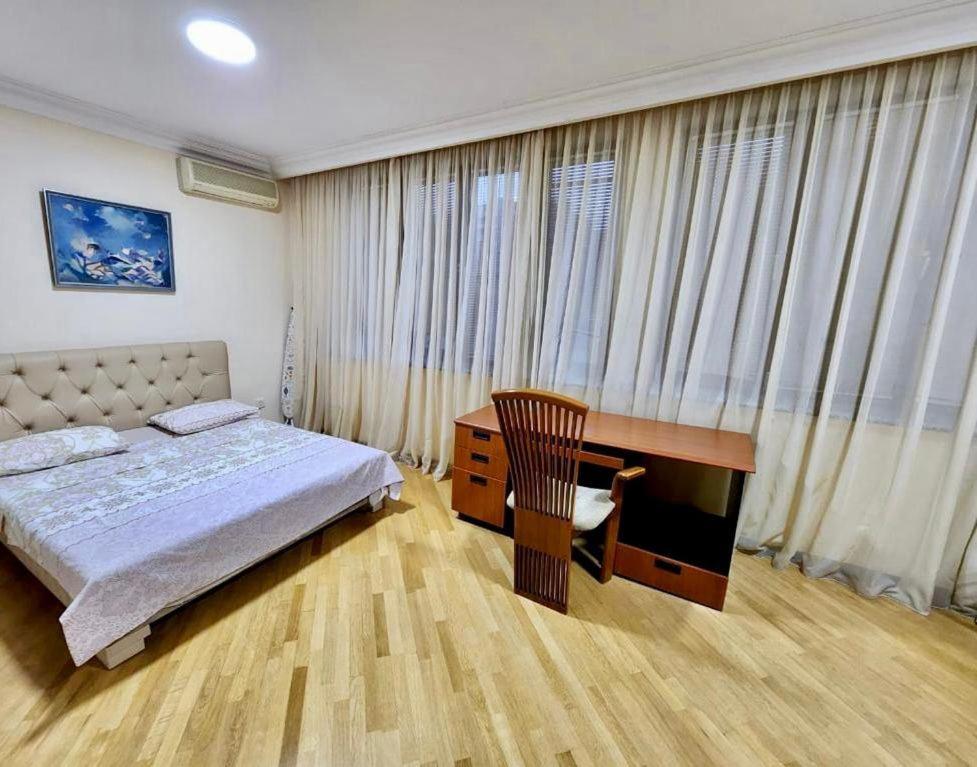 Family Spacious 3 Bedroom Apartment In The Middle Of City Center, Next To North Avenue Erevan Esterno foto