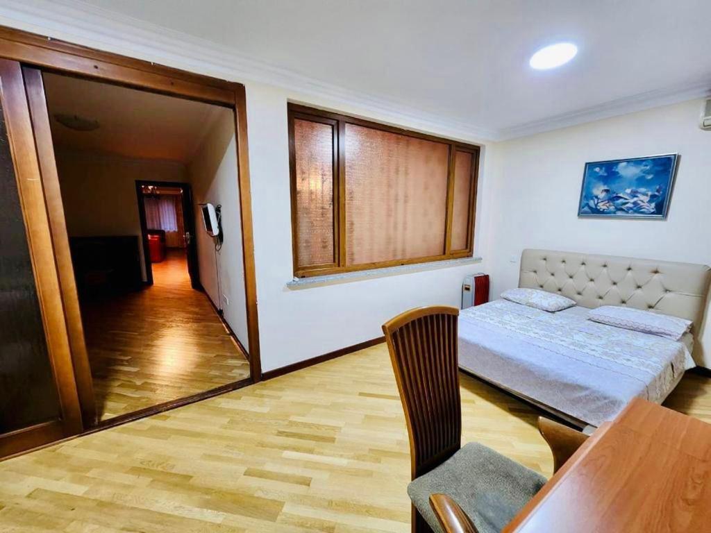 Family Spacious 3 Bedroom Apartment In The Middle Of City Center, Next To North Avenue Erevan Esterno foto