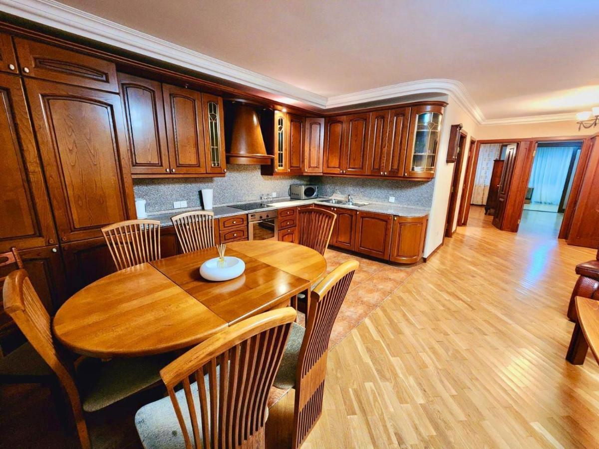 Family Spacious 3 Bedroom Apartment In The Middle Of City Center, Next To North Avenue Erevan Esterno foto