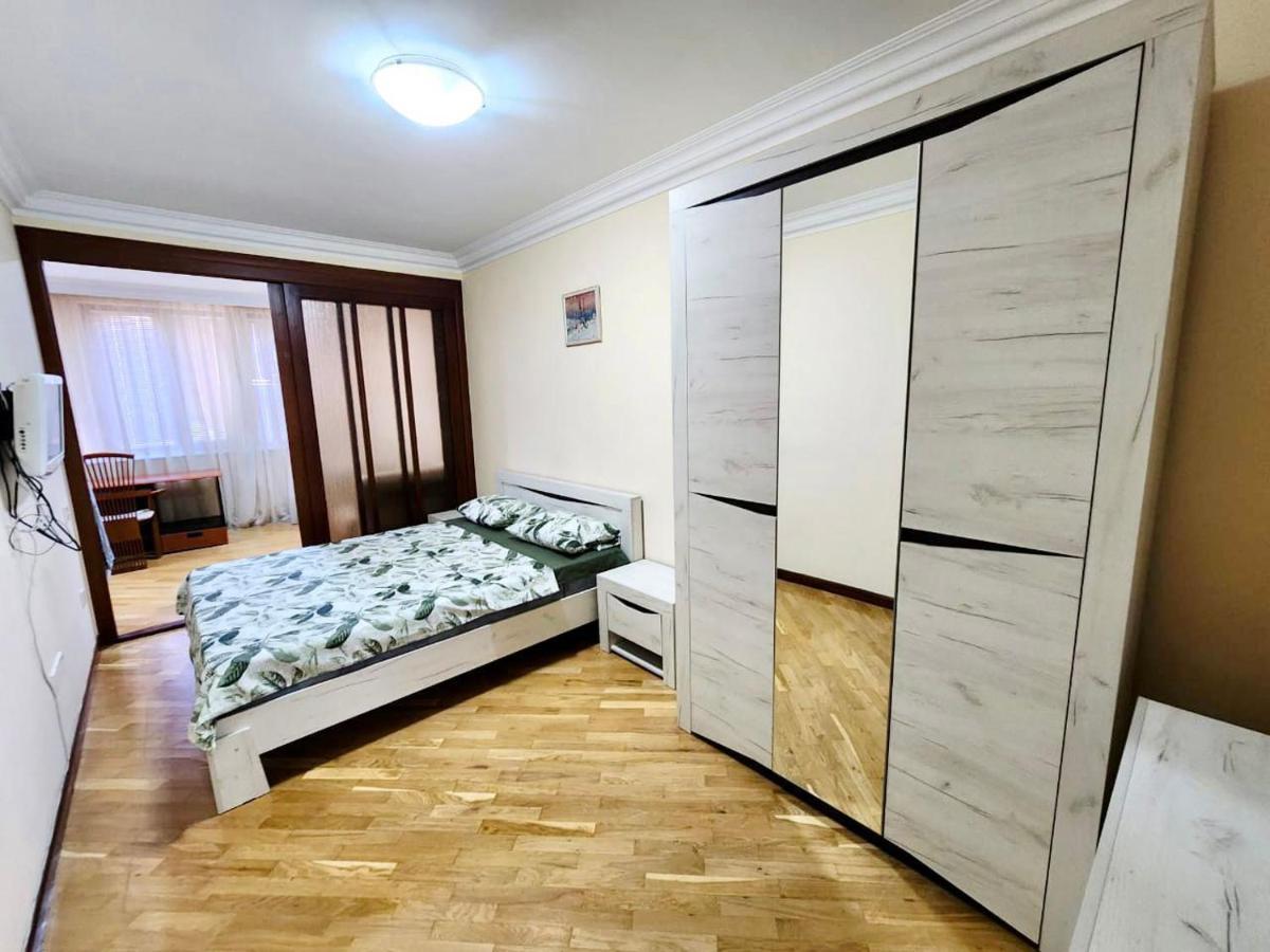 Family Spacious 3 Bedroom Apartment In The Middle Of City Center, Next To North Avenue Erevan Esterno foto