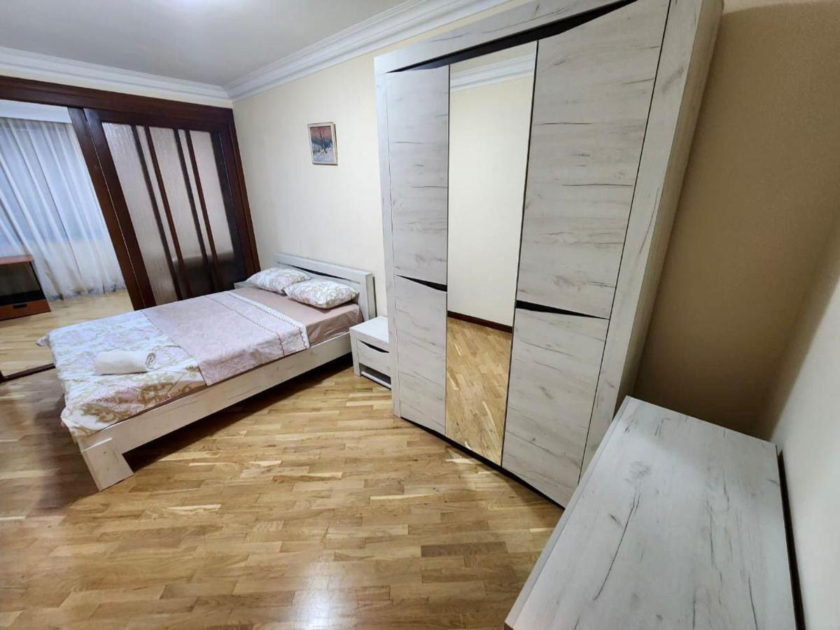 Family Spacious 3 Bedroom Apartment In The Middle Of City Center, Next To North Avenue Erevan Esterno foto