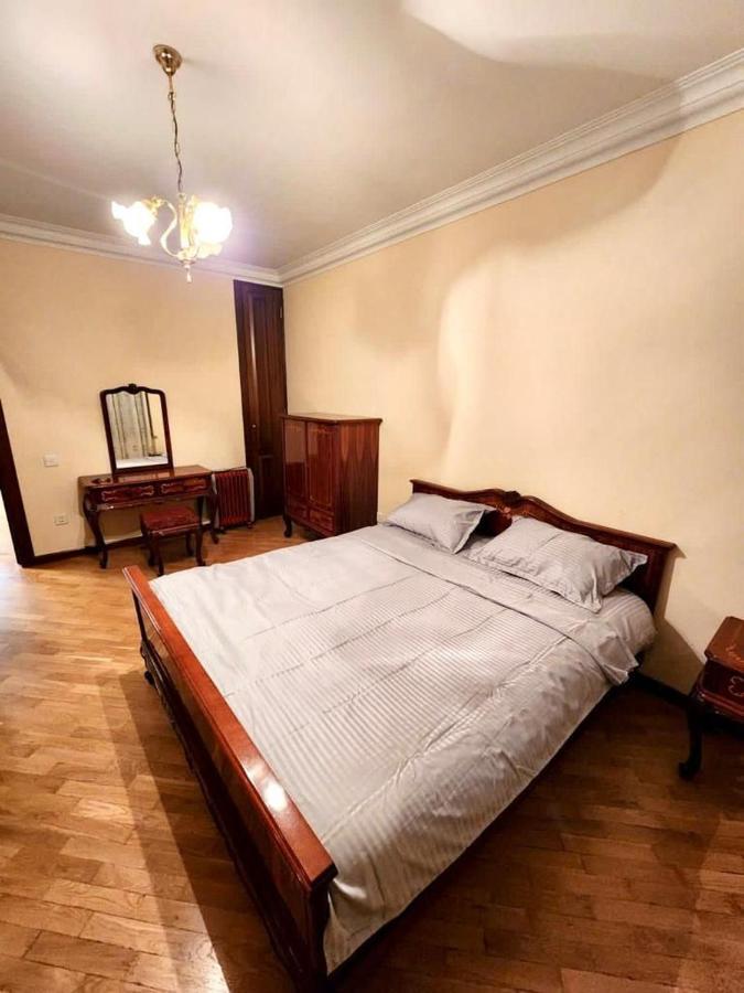 Family Spacious 3 Bedroom Apartment In The Middle Of City Center, Next To North Avenue Erevan Esterno foto