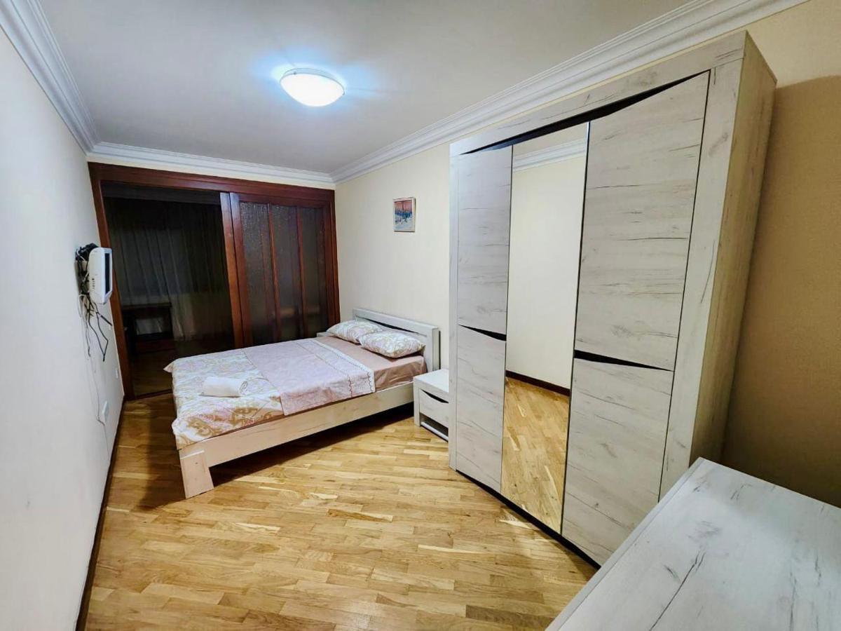 Family Spacious 3 Bedroom Apartment In The Middle Of City Center, Next To North Avenue Erevan Esterno foto